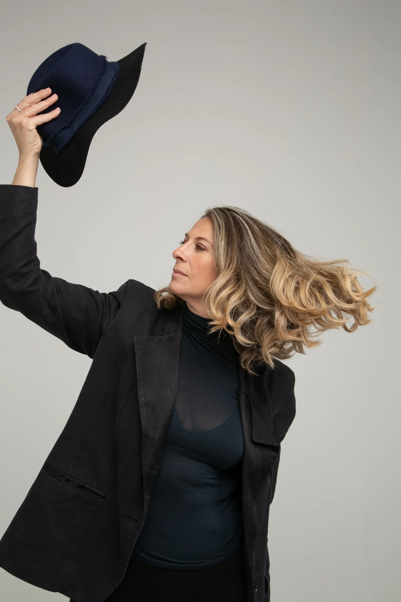 Femme+au+chapeau+lors+d'un+shooting+mode+pour+une+marque+de+vêtements+made+in+France_